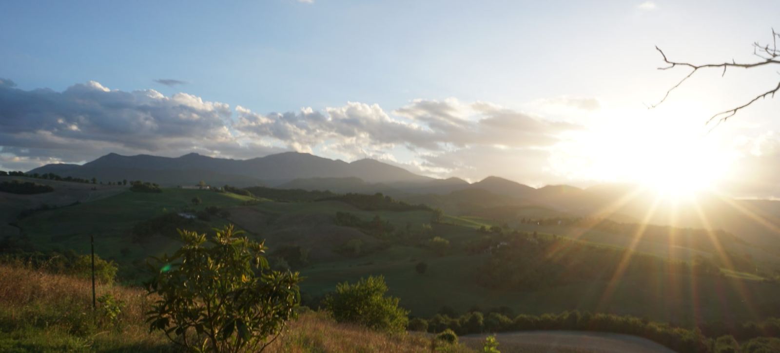 Il sole che scende dietro le montagne
